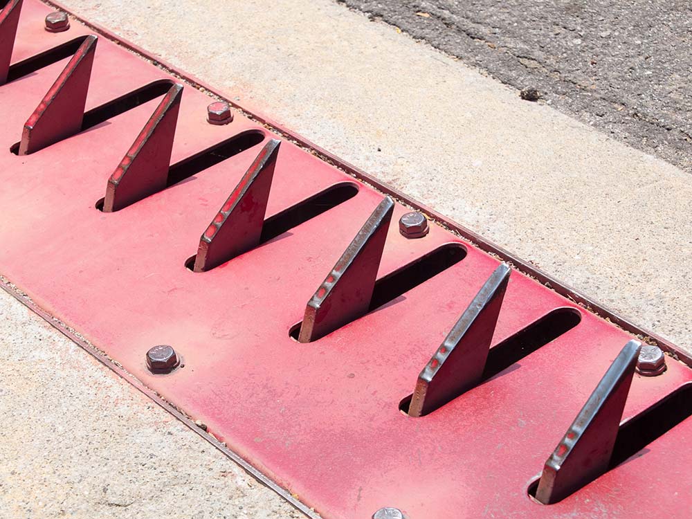 TRAFFIC SPIKES Macadam Construction